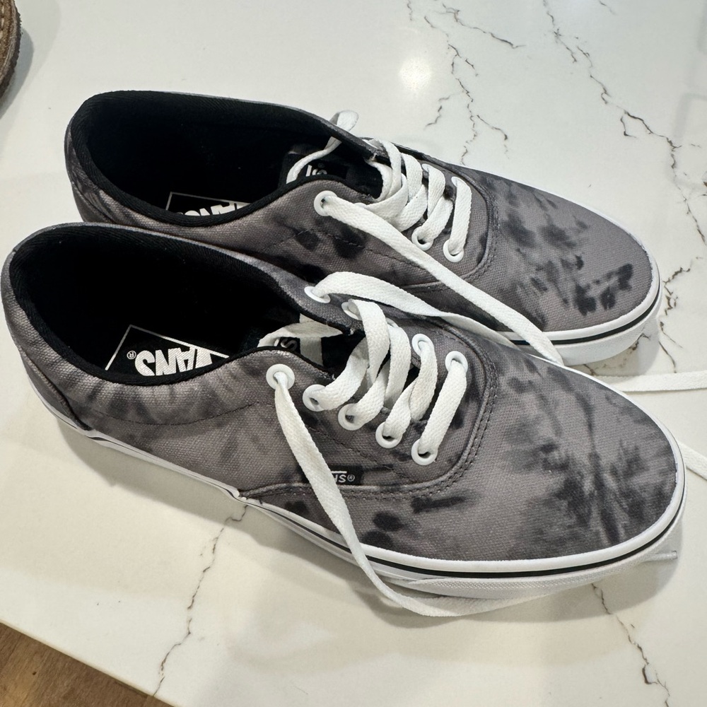 Men’s vans tie die, worn one time like mew condition
